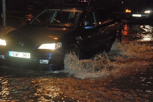 La borrasca provoca cortes de carreteras y deja los primeros incidentes en la isla