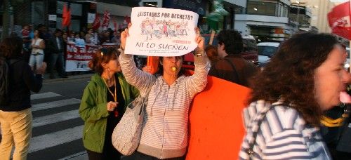 Los sindicatos salen a la calle contra las nuevas listas de reserva de profesores interinos