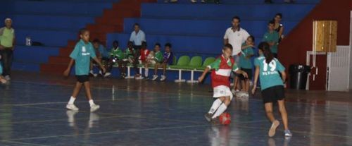 Tinache y Santa Coloma reúnen casi 100 niños para marcar un gol a la droga