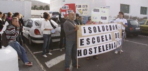 Alumnos y profesores de la Escuela de Hostelería realizan una cacerolada frente al Ayuntamiento de Teguise
