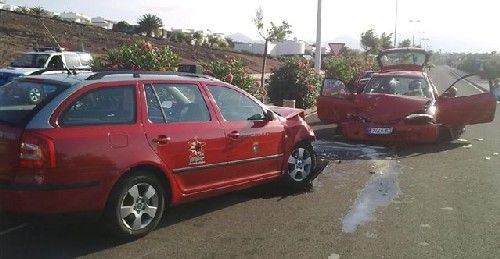 Una conductora novel que circulaba en dirección contraria provocó un choque frontal en Playa Blanca