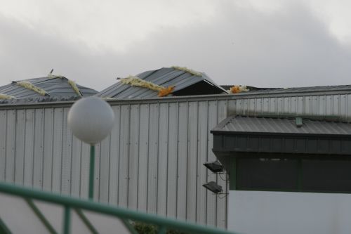 El  fuerte viento desprende parte del techo del pabellón deportivo de Tías