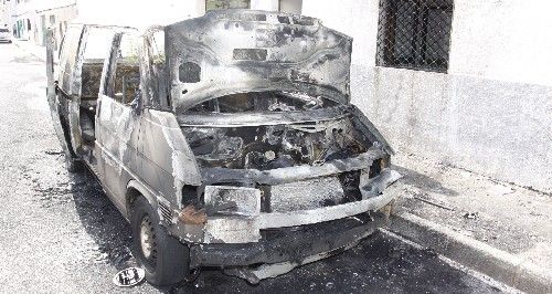 Dos heridos leves en el incendio de otro vehículo en Arrecife