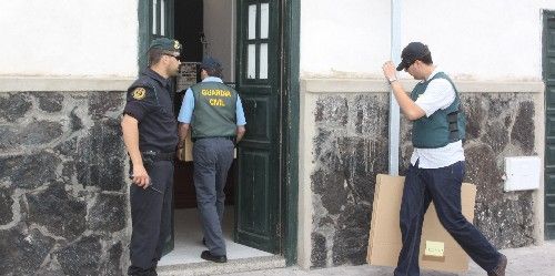 Uno de los detenidos fue pillado "in fraganti" con una supuesta comisión ilegal de 100.000 euros