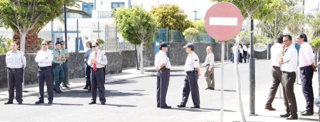 Cerca de 40 trabajadores del Sun Tropical exigen la readmisión de ocho compañeros con una protesta frente al hotel