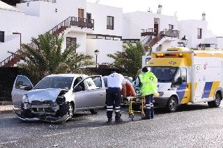 Dos mujeres resultan heridas leves al chocar sus vehículos en Costa Teguise