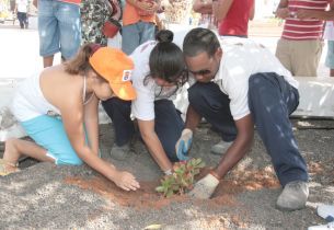 Children and adults of Altavista seal a commitment to nature