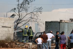 Arden un vehículo abandonado y material de obra en desuso en Tahíche