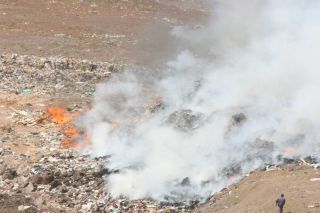 El Cabildo asegura que los gases emitidos en el incendio de Zonzamas no afectan a la salud pública
