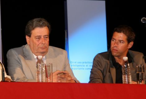 Las asociaciones de vecinos exigen a Pérez Parrilla que aclare cómo pretende gestionar los centros socioculturales