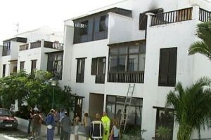 Un incendio en Los Lirios produce daños materiales en una vivienda y en la casa colindante
