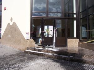Se estrella un coche contra una de las puertas de la Biblioteca Insular