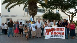 Una treintena de personas  protestan en Titerroy contra la venta de droga