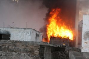 Los bomberos aseguran que llegaron tarde al incendio de Arrecife por la falta de medios