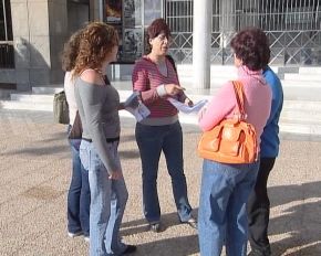 Diez familias del barrio de Los Pitufos, indignadas con Unelco
