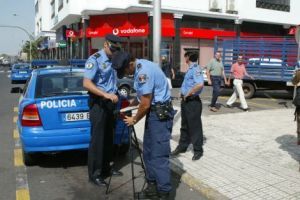 Sorprendidos dos adultos y una menor en el interior de una vivienda de Arrecife con la cerradura forzada