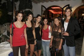 Famoseo, música y glamour en la inauguración de un nuevo centro de ocio en Playa Blanca