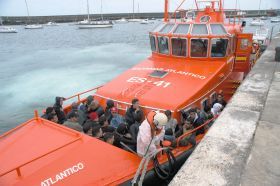 31 nuevos inmigrantes son trasladados hasta Puerto Naos, tras ser avistados en alta mar