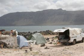 Los vecinos de Famara acusan a Juan Pedro Hernández de enfrentar a los campistas y residentes de la localidad