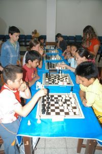 Más de 40 niños ante el tablero de ajedrez en La Democracia