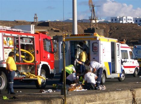 Dos jóvenes mueren y otro resulta ileso tras caer al agua en Puerto Naos dentro del coche con el que hacían trompos