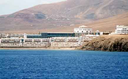 El Cabildo inicia los trámites para el cierre del hotel Papagayo Arena en Playa Blanca