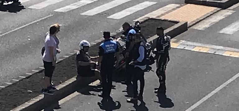 Herido un motorista tras sufrir una caída en la calle León y Castillo de Arrecife