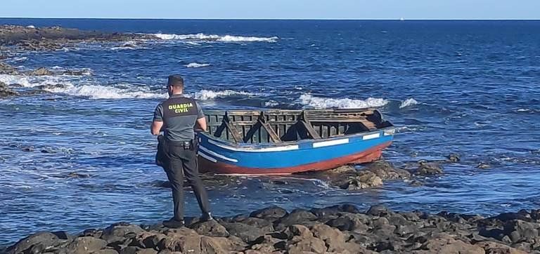 Llega una patera de madrugada cerca de la costa de Famara