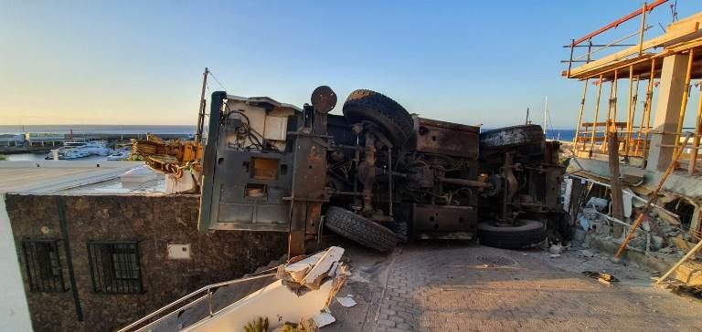 Una grúa pierde el control y se empotra contra una obra en la calle Teide de Puerto del Carmen