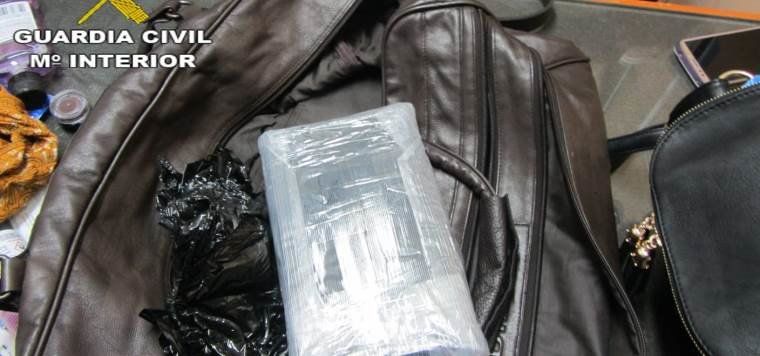 La Guardia Civil detiene a una joven de 28 años por un delito de tráfico de drogas en el aeropuerto