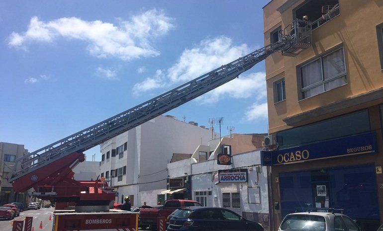 La caída de cristales desde un edificio de Arrecife obliga a intervenir a los bomberos