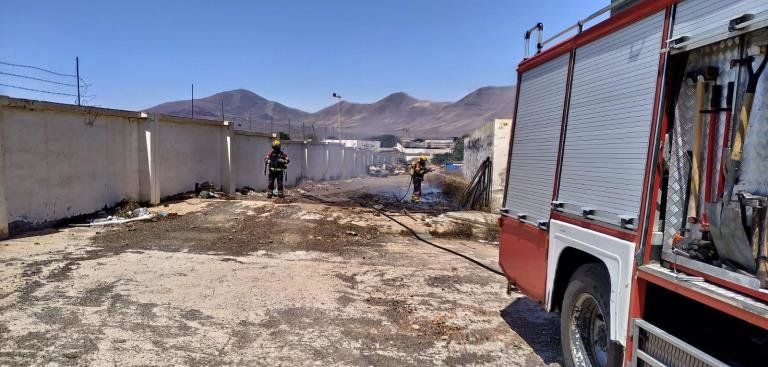 Los bomberos apagan dos incendios en Arrecife y en Playa Blanca