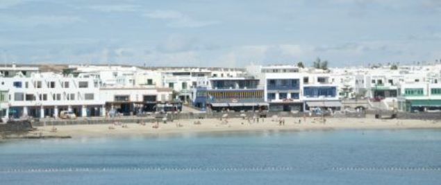 Playa Blanca se queda sin bandera azul y Puerto del Carmen recupera la de Playa Chica
