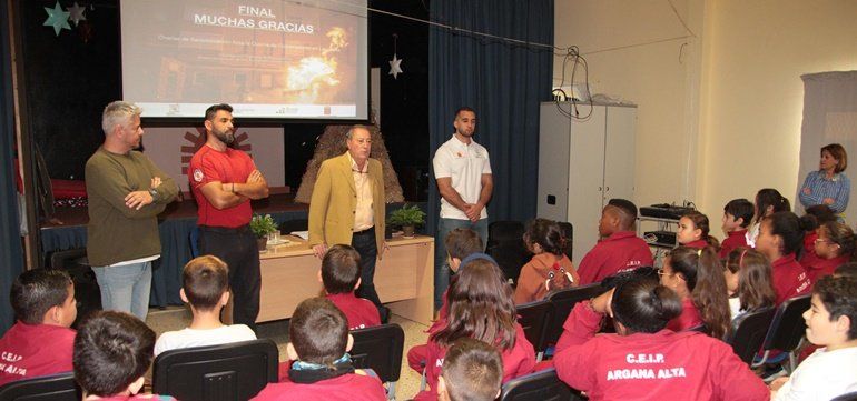 El Cabildo comienza las charlas en los centros docentes para concienciar sobre la quema de contenedores