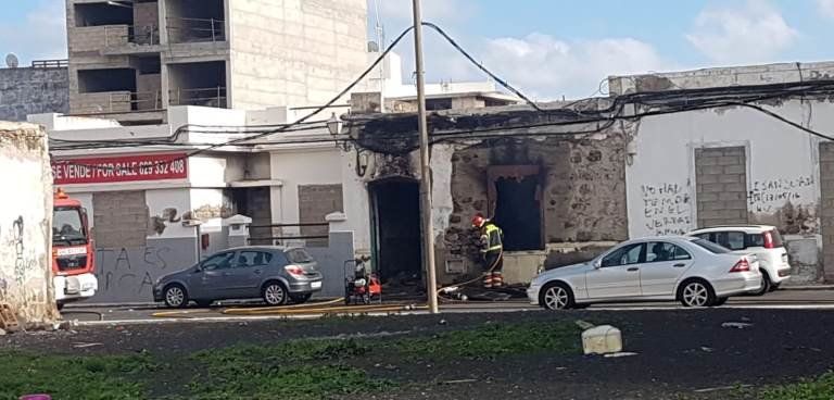 Los bomberos apagan el incendio de una casa abandonada en Arrecife