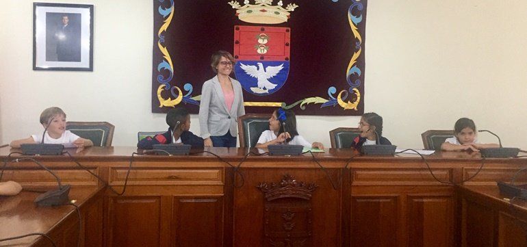 Alumnos de Segundo de Primaria del Colegio Antonio Zerolo protagonizan un pleno en Arrecife