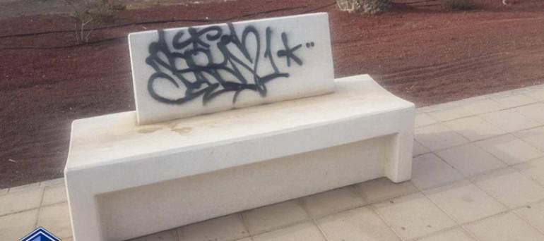 La Policía Local de Arrecife identifica a los autores de más de 300 graffitis vandálicos en el municipio