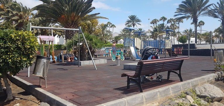 El Ayuntamiento de Tías instala un área de juegos infantiles de temática náutica en Los Pocillos