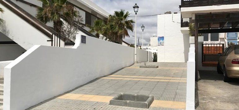 El Ayuntamiento hace "accesible" la calle Isla de Lobos de Puerto del Carmen