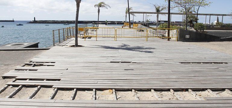 El Ayuntamiento procede al arreglo del Parque Islas Canarias y reclamará a la propiedad los costes