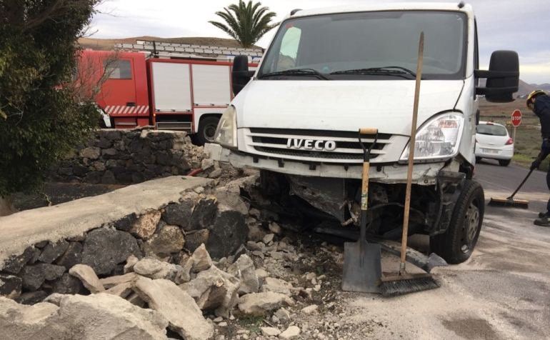 Un vehículo se sale de la carretera y derriba parte de un muro en Femés