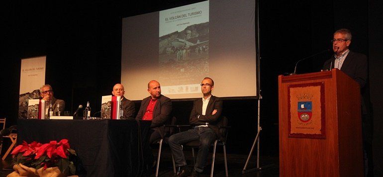 Tías acoge la presentación de 'El volcán del turismo', el nuevo libro del profesor Juan Cruz