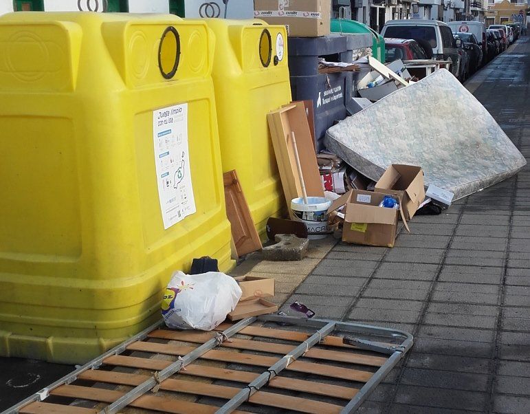 Cajas, bolsas de basura y hasta un colchón y un somier tirados en plena calle Argentina de Arrecife