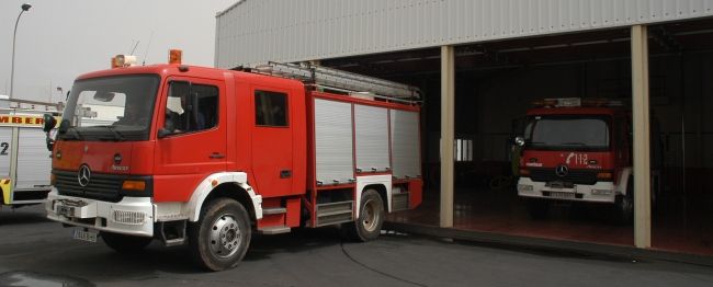 Los bomberos entran por la ventana a una casa de Tías para atender a un hombre que llevaba días en el suelo