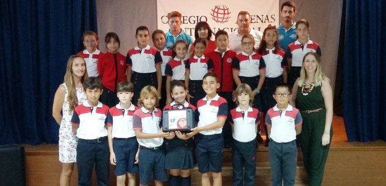 El colegio Arenas Internacional recibe un desfibrilador tras ganar el Premio Mimokids 2017