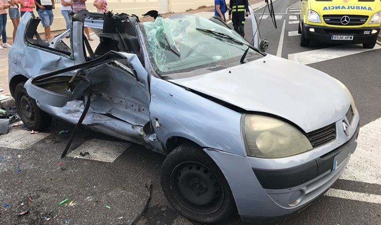 Herida grave una joven en una violenta colisión entre dos vehículos en Playa Blanca