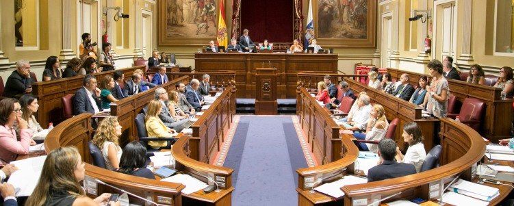 El Parlamento aprueba instar al Gobierno canario a explorar el acuífero hallado en Timanfaya