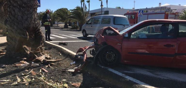 Tres heridos, entre ellos dos niños, al chocar un vehículo contra una palmera en Costa Teguise