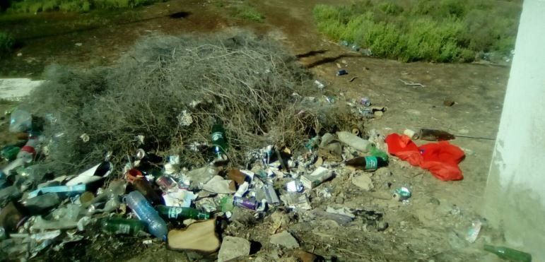 Se quejan de la acumulación de basura y la falta de limpieza en un solar de Valterra