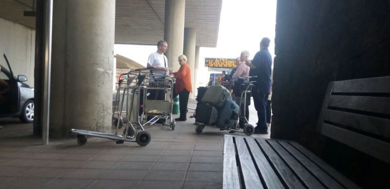 Continúan las quejas por la falta de taxis en el aeropuerto de Lanzarote
